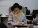 הגה"צ רבי יצחק מאיר מארגענשטערן שליט"א ביים געבן א שיעור הכנה לימי השובבי"ם 