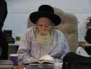 הגה"צ רבי יצחק מאיר מארגענשטערן שליט"א ביים געבן א שיעור הכנה לימי השובבי"ם 