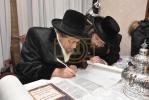 מעמד "הכנסת ספר תורה" לזכר הרבנית הצדקנית מביקאווסק ע"ה אריינגעגעבן דורך בעלה הגה"צ גאב"ד ביקאווסק שליט"א 