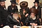 מעמד "הכנסת ספר תורה" לזכר הרבנית הצדקנית מביקאווסק ע"ה אריינגעגעבן דורך בעלה הגה"צ גאב"ד ביקאווסק שליט"א 