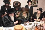 מעמד "הכנסת ספר תורה" לזכר הרבנית הצדקנית מביקאווסק ע"ה אריינגעגעבן דורך בעלה הגה"צ גאב"ד ביקאווסק שליט"א 