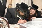מעמד "הכנסת ספר תורה" לזכר הרבנית הצדקנית מביקאווסק ע"ה אריינגעגעבן דורך בעלה הגה"צ גאב"ד ביקאווסק שליט"א 