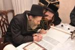 מעמד "הכנסת ספר תורה" לזכר הרבנית הצדקנית מביקאווסק ע"ה אריינגעגעבן דורך בעלה הגה"צ גאב"ד ביקאווסק שליט"א 