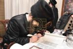 מעמד "הכנסת ספר תורה" לזכר הרבנית הצדקנית מביקאווסק ע"ה אריינגעגעבן דורך בעלה הגה"צ גאב"ד ביקאווסק שליט"א 