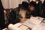 מעמד "הכנסת ספר תורה" לזכר הרבנית הצדקנית מביקאווסק ע"ה אריינגעגעבן דורך בעלה הגה"צ גאב"ד ביקאווסק שליט"א 