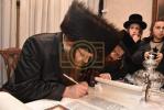 מעמד "הכנסת ספר תורה" לזכר הרבנית הצדקנית מביקאווסק ע"ה אריינגעגעבן דורך בעלה הגה"צ גאב"ד ביקאווסק שליט"א 