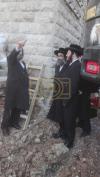  אבד"ק סאטמאר ירושלים שליט"א באזוכט  ביי די אנגייענדע בוי-ארבעט פונעם בנין החדש פון מוסדות יטב לב אויף רחוב יחזקאל בירושלים עיה"ק