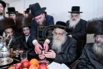 כ"ק  אדמו"ר מצאנז קלויזענבורג שליט"א ביים שמחת השבע ברכות לכבוד החתן בן הגרצ"א הערשקאוויטש דומ"ץ צאנז קלויזענבורג 