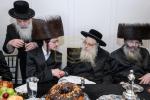 כ"ק  אדמו"ר מצאנז קלויזענבורג שליט"א ביים שמחת השבע ברכות לכבוד החתן בן הגרצ"א הערשקאוויטש דומ"ץ צאנז קלויזענבורג 