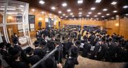 כ"ק אדמו"ר מצאנז קלויזענבורג שליט"א טרעט אויף מיט א דרשת סיום הזמן פאר תלמידי ישיבת צאנז קלויזענבורג