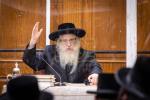 כ"ק אדמו"ר מצאנז קלויזענבורג שליט"א טרעט אויף מיט א דרשת סיום הזמן פאר תלמידי ישיבת צאנז קלויזענבורג