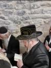 Main image for הרה"צ רבי אהרן מרדכי רוקח שליט"א ביים מתפלל זיין ביים קבר שמואל הנביא ביומא דהילולא 