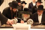 כ"ק  אדמו"ר מגור שליט"א בכתיבת אותיות אין שטוב פון הנגיד ר'  אהרן ציטרין אין ירושלים