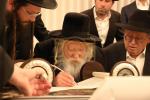 Main image for כ"ק  אדמו"ר מגור שליט"א בכתיבת אותיות אין שטוב פון הנגיד ר'  אהרן ציטרין אין ירושלים