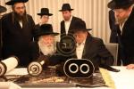 כ"ק  אדמו"ר מגור שליט"א בכתיבת אותיות אין שטוב פון הנגיד ר'  אהרן ציטרין אין ירושלים