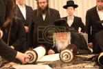 כ"ק  אדמו"ר מגור שליט"א בכתיבת אותיות אין שטוב פון הנגיד ר'  אהרן ציטרין אין ירושלים