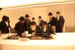 כ"ק  אדמו"ר מגור שליט"א בכתיבת אותיות אין שטוב פון הנגיד ר'  אהרן ציטרין אין ירושלים