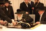 כ"ק  אדמו"ר מגור שליט"א בכתיבת אותיות אין שטוב פון הנגיד ר'  אהרן ציטרין אין ירושלים
