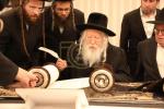 כ"ק  אדמו"ר מגור שליט"א בכתיבת אותיות אין שטוב פון הנגיד ר'  אהרן ציטרין אין ירושלים