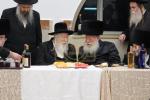כ"ק אדמו"ר מגור שליט"א איז זיך משתתף ביי א שמחת השבע ברכות לאחד מחסידיו 
