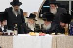כ"ק אדמו"ר מגור שליט"א איז זיך משתתף ביי א שמחת השבע ברכות לאחד מחסידיו 