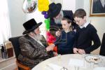 כ"ק אדמו"ר מווזיניץ שליט"א באזוכט ביי הנגיד הרה"ח ר' שמואל נתן הכהן קאהן הי"ו אין מאנשעסטער
