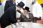 כ"ק אדמו"ר מווזיניץ שליט"א באזוכט ביי הנגיד הרה"ח ר' שמואל נתן הכהן קאהן הי"ו אין מאנשעסטער