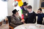 כ"ק אדמו"ר מווזיניץ שליט"א באזוכט ביי הנגיד הרה"ח ר' שמואל נתן הכהן קאהן הי"ו אין מאנשעסטער
