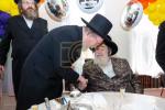 כ"ק אדמו"ר מווזיניץ שליט"א באזוכט ביי הנגיד הרה"ח ר' שמואל נתן הכהן קאהן הי"ו אין מאנשעסטער