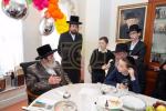 כ"ק אדמו"ר מווזיניץ שליט"א באזוכט ביי הנגיד הרה"ח ר' שמואל נתן הכהן קאהן הי"ו אין מאנשעסטער
