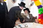 כ"ק אדמו"ר מווזיניץ שליט"א באזוכט ביי הנגיד הרה"ח ר' שמואל נתן הכהן קאהן הי"ו אין מאנשעסטער