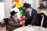 כ"ק אדמו"ר מווזיניץ שליט"א באזוכט ביי הנגיד הרה"ח ר' שמואל נתן הכהן קאהן הי"ו אין מאנשעסטער