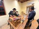 קערעסטיר באלאגערט מיט פילע אידען לרגל די יארצייט פין הרה"ק ישמח משה זי"ע אין איהעל