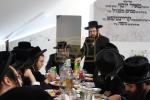 קערעסטיר באלאגערט מיט פילע אידען לרגל די יארצייט פין הרה"ק ישמח משה זי"ע אין איהעל