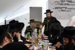 קערעסטיר באלאגערט מיט פילע אידען לרגל די יארצייט פין הרה"ק ישמח משה זי"ע אין איהעל