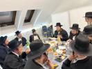 קערעסטיר באלאגערט מיט פילע אידען לרגל די יארצייט פין הרה"ק ישמח משה זי"ע אין איהעל