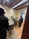 קערעסטיר באלאגערט מיט פילע אידען לרגל די יארצייט פין הרה"ק ישמח משה זי"ע אין איהעל