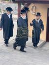 קערעסטיר באלאגערט מיט פילע אידען לרגל די יארצייט פין הרה"ק ישמח משה זי"ע אין איהעל