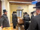 קערעסטיר באלאגערט מיט פילע אידען לרגל די יארצייט פין הרה"ק ישמח משה זי"ע אין איהעל