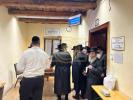 קערעסטיר באלאגערט מיט פילע אידען לרגל די יארצייט פין הרה"ק ישמח משה זי"ע אין איהעל