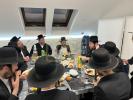 קערעסטיר באלאגערט מיט פילע אידען לרגל די יארצייט פין הרה"ק ישמח משה זי"ע אין איהעל