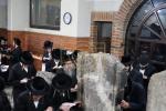 קערעסטיר באלאגערט מיט פילע אידען לרגל די יארצייט פין הרה"ק ישמח משה זי"ע אין איהעל
