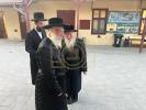 קערעסטיר באלאגערט מיט פילע אידען לרגל די יארצייט פין הרה"ק ישמח משה זי"ע אין איהעל