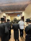 קערעסטיר באלאגערט מיט פילע אידען לרגל די יארצייט פין הרה"ק ישמח משה זי"ע אין איהעל