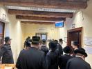 קערעסטיר באלאגערט מיט פילע אידען לרגל די יארצייט פין הרה"ק ישמח משה זי"ע אין איהעל