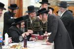חלוקת שקל הטהור דורך  הגה"צ אב"ד סאטמאר ירושלים שליט"א
