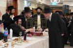 חלוקת שקל הטהור דורך  הגה"צ אב"ד סאטמאר ירושלים שליט"א