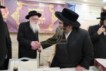 חלוקת שקל הטהור דורך  הגה"צ אב"ד סאטמאר ירושלים שליט"א
