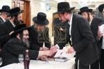 חלוקת שקל הטהור דורך  הגה"צ אב"ד סאטמאר ירושלים שליט"א