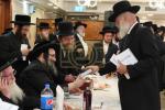 חלוקת שקל הטהור דורך  הגה"צ אב"ד סאטמאר ירושלים שליט"א